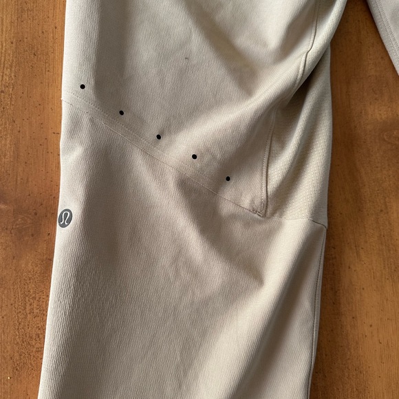 Lululemon License to train cargo men’s joggers- Tan Size Small, slightly used - Picture 4 of 5